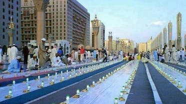 سعودی عرب:  500 میٹر لمبا افطار دسترخوان،11 ہزار روزہ دار