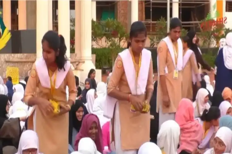 ہندوطلبہ نے مسلم طلبہ کے لئے افطار کا انتظام کیا

