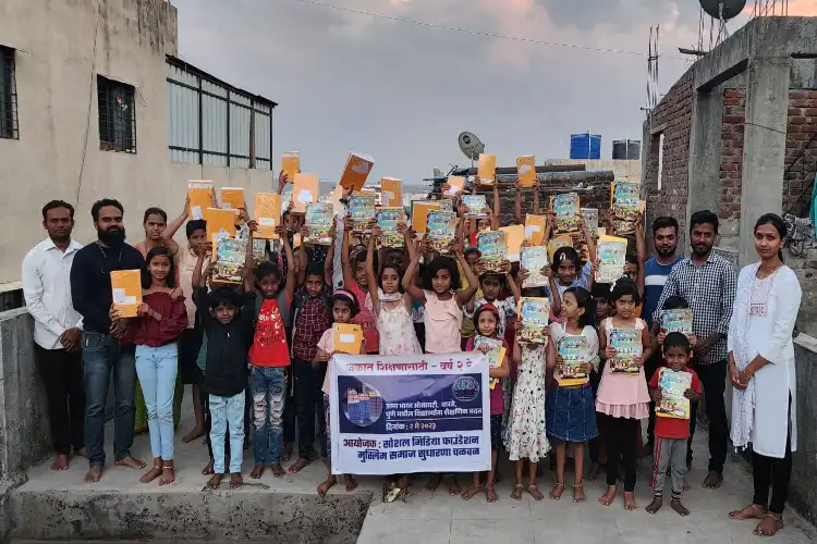 پیمغبر شیخ کی مہم:زکوٰۃ کی رقم سے اسکولی بچوں میں کتابوں کی تقسیم