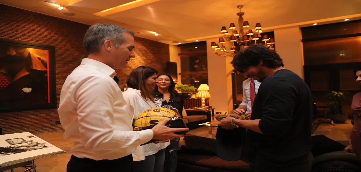 امریکی سفیر نے کی شاہ رخ خان سے  منت میں ملاقات