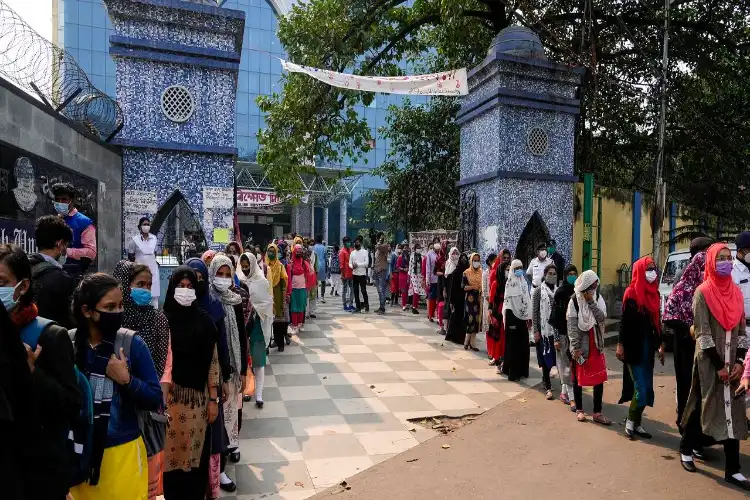 کرناٹک:اسکولوں اور کالجوں میں حجاب،پر فیصلہ جلد:وزیرتعلیم

