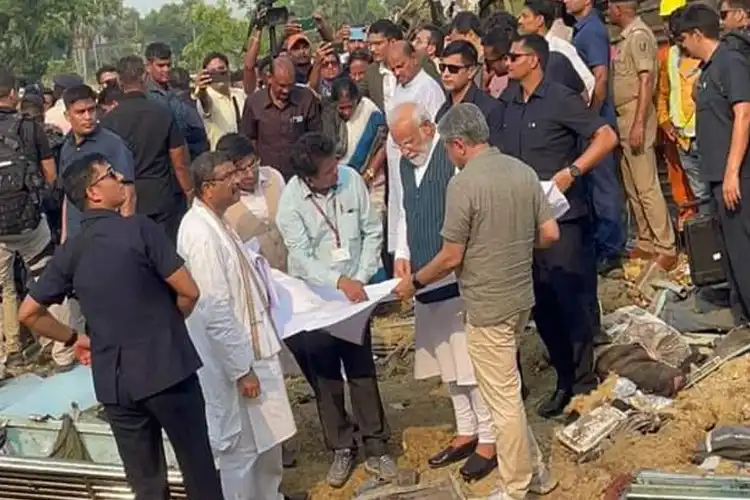 وزیر اعظم نریندر مودی نے ٹرین حادثے کے شکار افراد سی ملاقات کی

