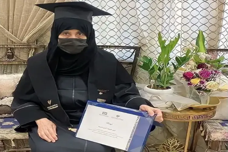 سعودی عرب:70 سالہ  خاتون نے  لی گریجویشن کی ڈگری