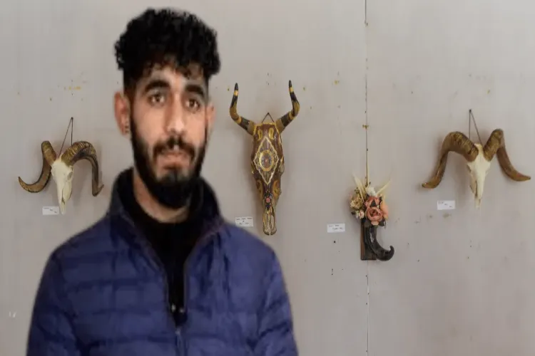  سری نگر: لاک ڈاون  نے عزیز الرحمان کو ہڈیوں کا فنکار بنا دیا