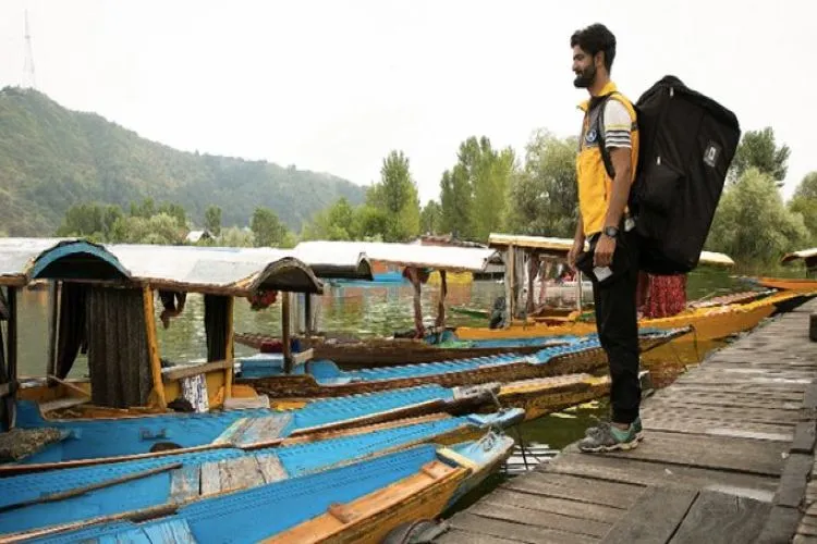 سری نگر :ایمیزون انڈیا کا ڈل جھیل میں تیرتا ہوا پہلا اسٹور 