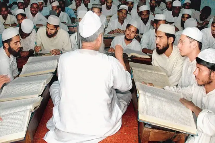 کن مشکلوں کا سامنا کر رہے ہیں دینی مدارس 