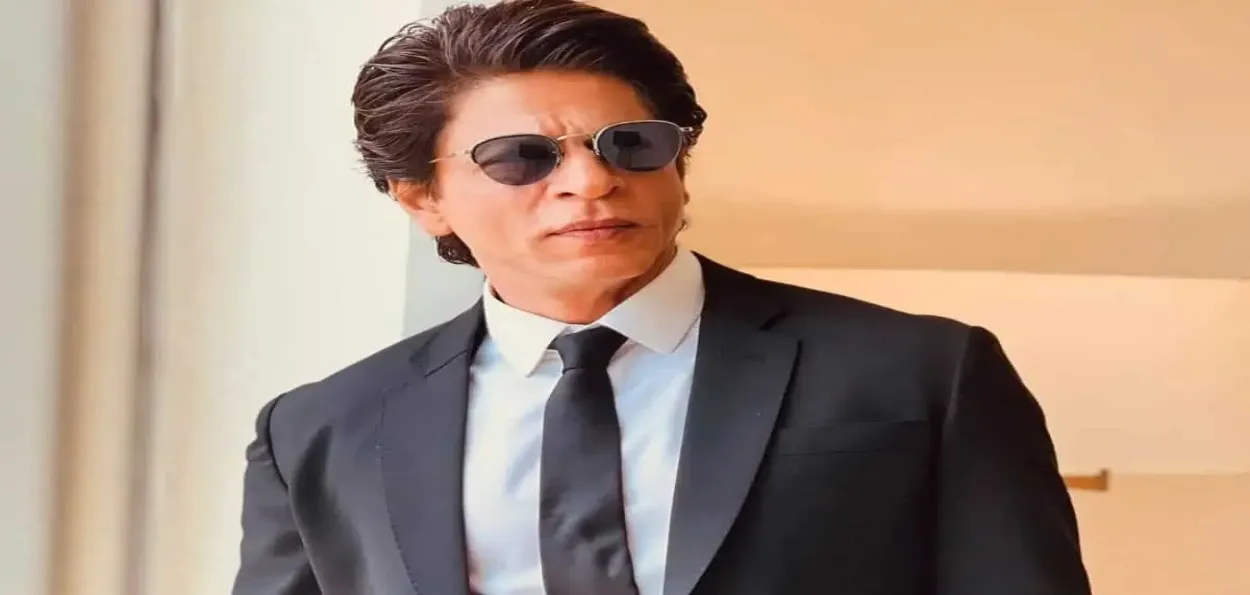 منت میں بچوں کے ساتھ فٹبال کھیلتے نظر آئے شاہ رخ خان