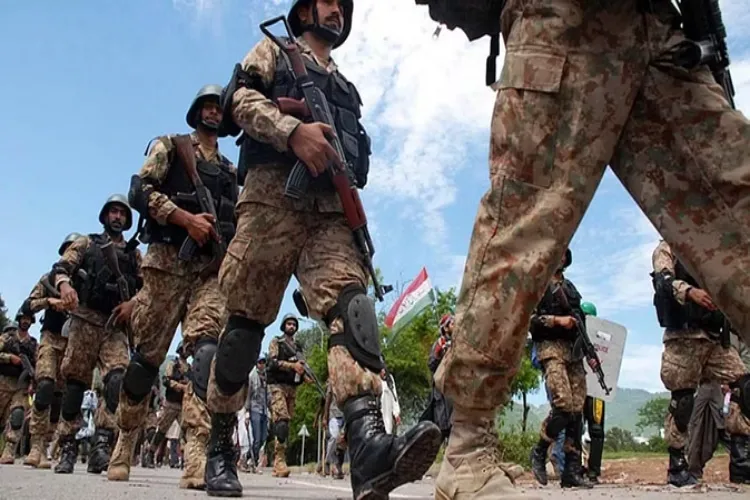 پاکستان: چھاپے سے مشتعل فوجیوں نے تھانے کا کیا گھیراؤ