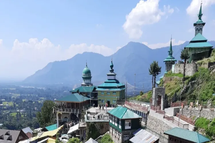 کشمیر:شیخ زین الدین ولی کے مزار پر   ہر مذہب  کے عقیدت مندوں کی حاضری 

