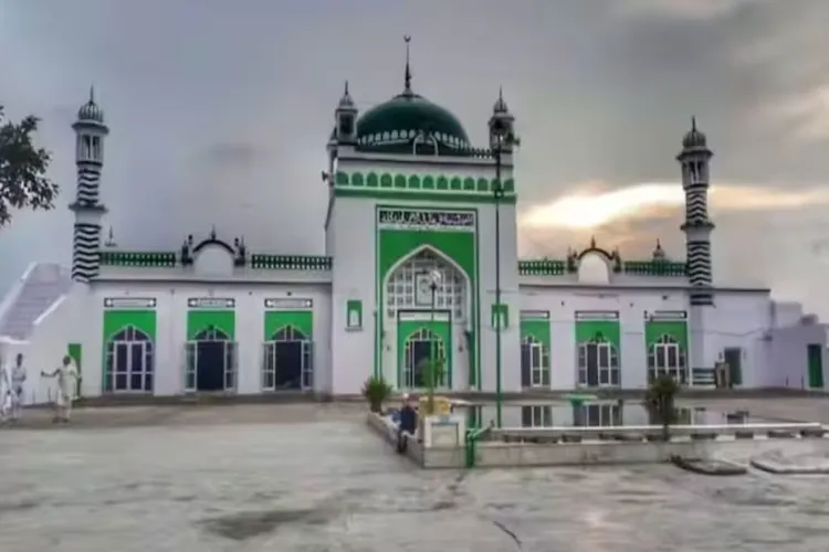 سنبھل: شاہی جامع مسجد کا کیا ہے تنازع، کیوں اور کس نے  دائر کی عرضی