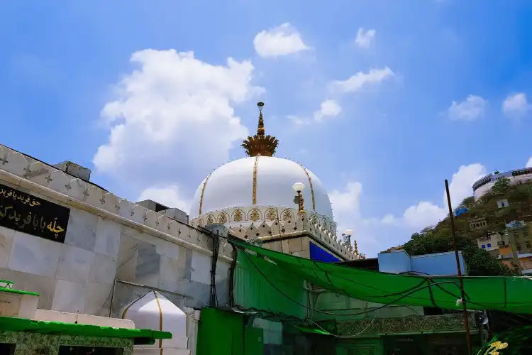 اجمیر شریف درگاہ کیس: عدالت میں کوئی بھی جاسکتا ہے:دیوان