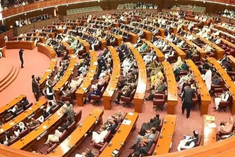 پاکستان:صحافیوں کو سزا دینے والا قانون پاس