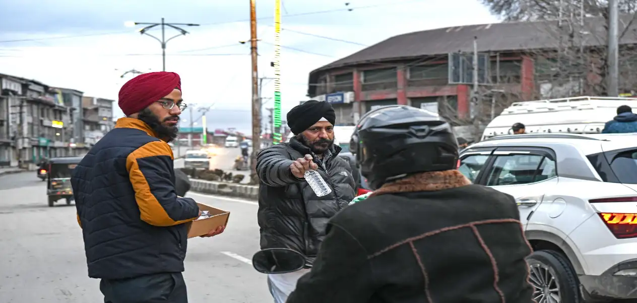 کشمیر : سکھ نوجوانوں نے افطار کے ذریعے جیتا مسلمانوں کا دل