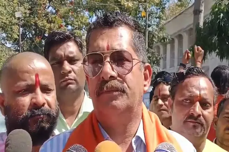 اورنگزیب کی قبر توڑنے والے کو 5 بیگھہ زمین - 11 لاکھ روپےکا انعام