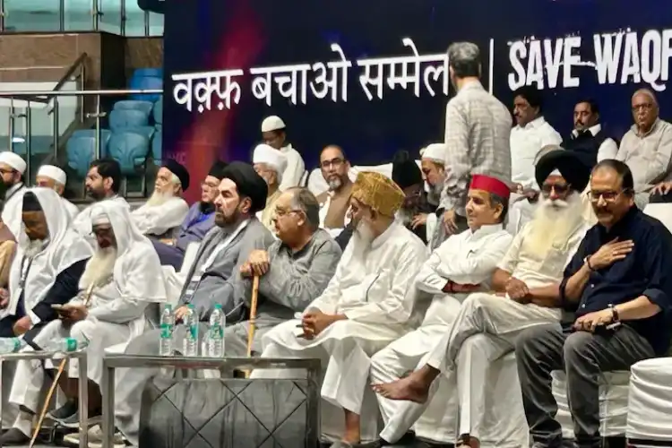 وقف بچاؤ مہم:تالکٹورہ اسٹیڈیم میں مسلم قائدین کا نئے وقف قانون کے خلاف مورچہ