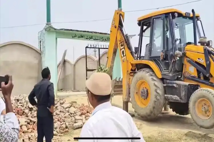 یوپی: مساجد، مدارس و مزارات پر چلے بلڈوزر