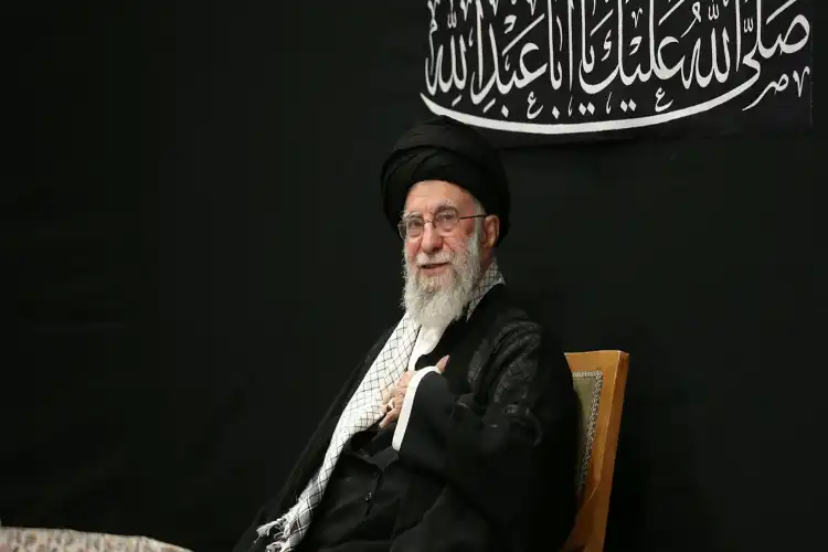 ایران-اسرائیل جنگ کے بعد پہلی بار عوامی سطح پر نظر آئے آیت اللہ خامنہ ای