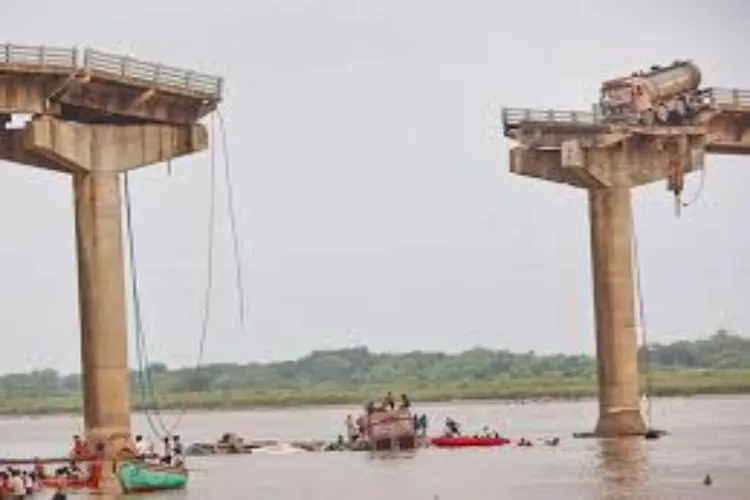 گجرات پل حادثہ: ایک ہی خاندان کے 6 افراد کی موت