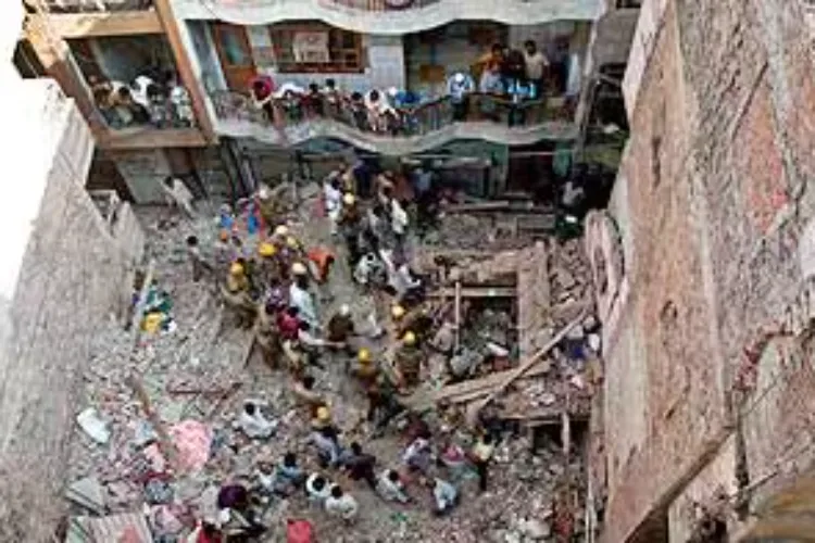دہلی : تین منزلہ عمارت گری، 1 شخص کی موت