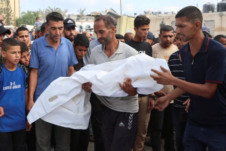 غزہ : 59 فلسطینی فضائی حملوں اور امداد کی تلاش میں  ہلاک