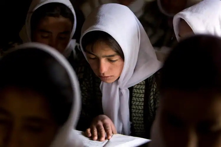 تعلیمی پابندیوں کے بعد افغان خواتین نے آن لائن تعلیم کا رخ کیا