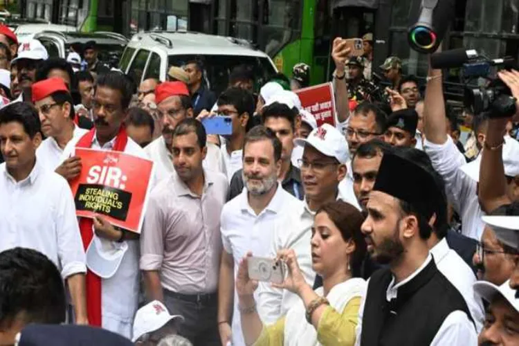 انڈیا اتحاد کے اراکین پارلیمنٹ کاپارلیمنٹ ہاؤس سے’ ای سی آئی‘ دفتر تک مارچ
