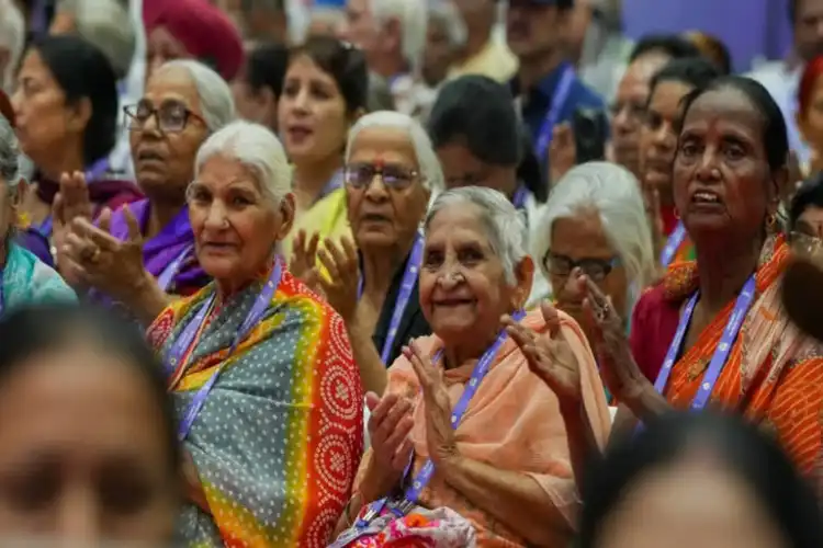 بزرگ والدین کے خدمات گزار 199 افراد کو ایوارڈ
