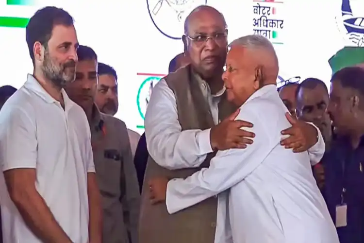 بہار:یہ آئین کو بچانے کی لڑائی ہے: راہل گاندھی،تیجسوی کی ریلی