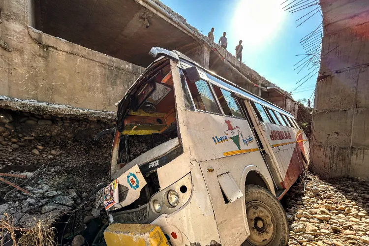 جموں و کشمیر: کھائی میں گری یاتریوں کی بس، 1 ہلاک