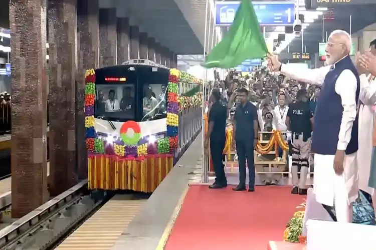 پی ایم مودی نے کولکاتہ میں تین نئے میٹرو ریل راستوں کا افتتاح کیا