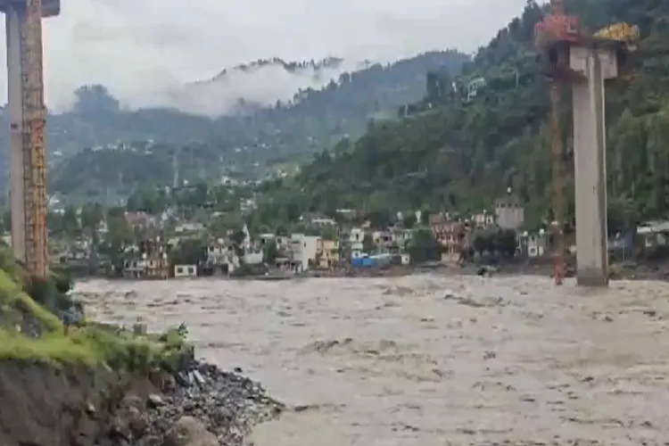 جموں و کشمیر ۔ ایل جی نے وزیر اعظم  اور وزیر اعلیٰ کو سیلاب کی صورتحال سے آگاہ کیا