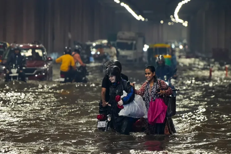 دہلی: سڑکیں بنی سوئمنگ پول، بارش کے بعد برا حال