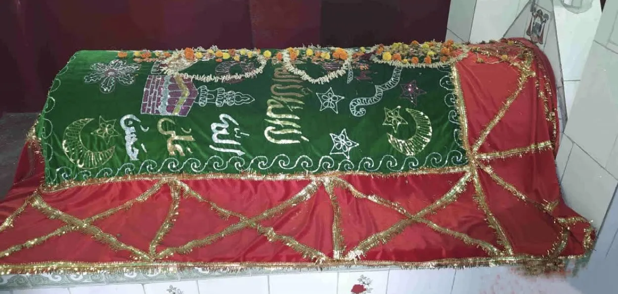  مغربی بنگال ۔ داس خاندان کرتا ہے سید شاہ پیر کے مزار  کی   دیکھ ریکھ 