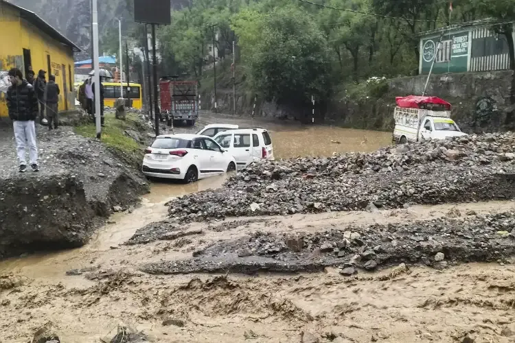 جموں و کشمیر: شدید بارشوں کے باعث سرینگر قومی شاہراہ بند