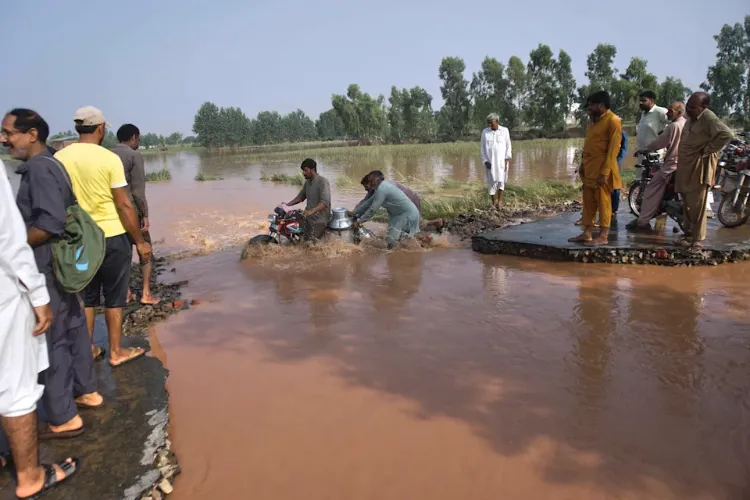 پاکستان ۔پنجاب میں سیلاب کی تباہ کاریاں، 30 افراد ہلاک، ہزاروں بے گھر