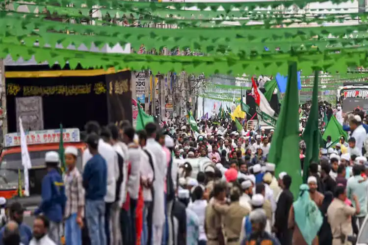 مہاراشٹر:گنپتی وسرجن کے لئے میلادالنبی کاجلوس موخر،تعطیل کا مطالبہ