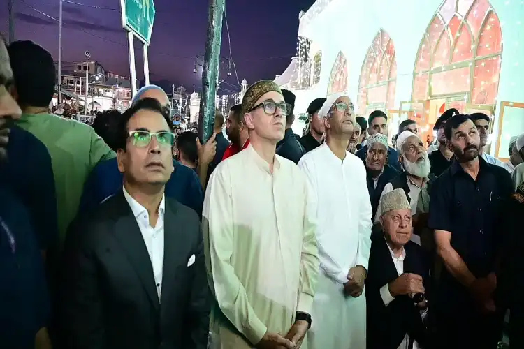 قومی علامت تنازع :عمر عبداللہ حضرت بل پہنچے،بی جے پی کی تنقید