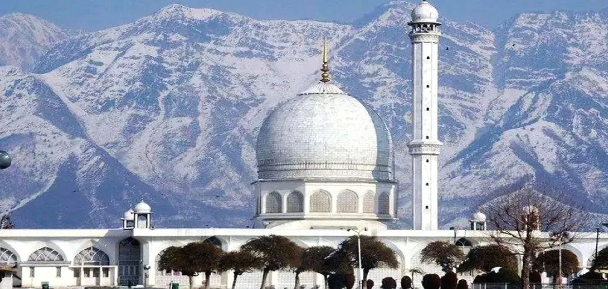 حضرت بل میں قومی نشان۔ ٹکراو نہیں عقیدت اور قومیت کا امتزاج 