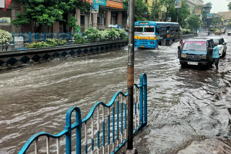 کولکتہ: موسلا دھار بارش ۔عام زندگی مفلوج