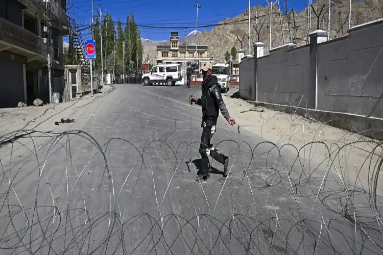 لداخ میں سناٹا، سڑکوں پر کٹیلی تاریں