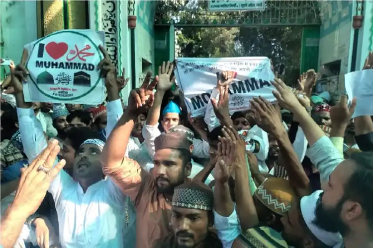 بریلی:آئی لومحمدکے بینر کے ساتھ احتجاج،ہنگامہ، توقیررضانظر بند