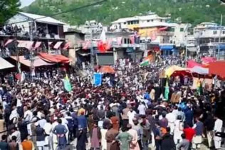 مقبوضہ کشمیر ۔  مظاہرے شدت اختیار کر گئے، مظاہرین کا مظفرآباد کی طرف مارچ جاری 