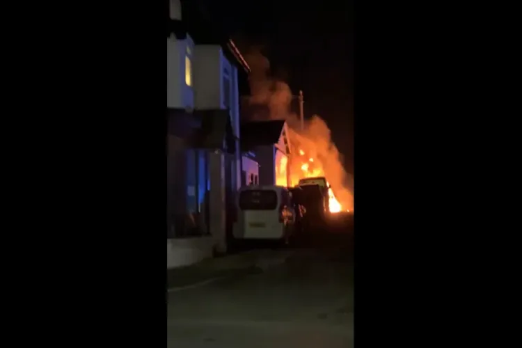 برطانیہ: مسجد میں مبینہ نفرت انگیز حملہ ، آگ لگا دی گئی