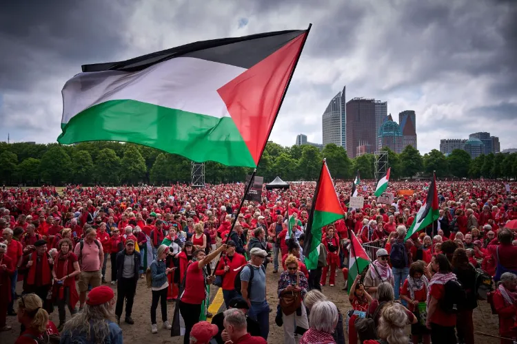ایمسٹرڈیم میں فلسطینیوں کی حمایت میں لاکھوں افراد کا مارچ