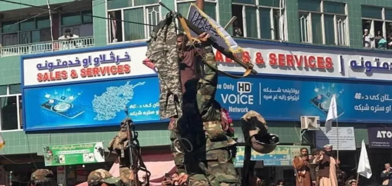 افغان - پاک سرحدی جنگ- طالبان نے کی فرار پاکستانی فوجیوں کی پتلونوں کی نمائش