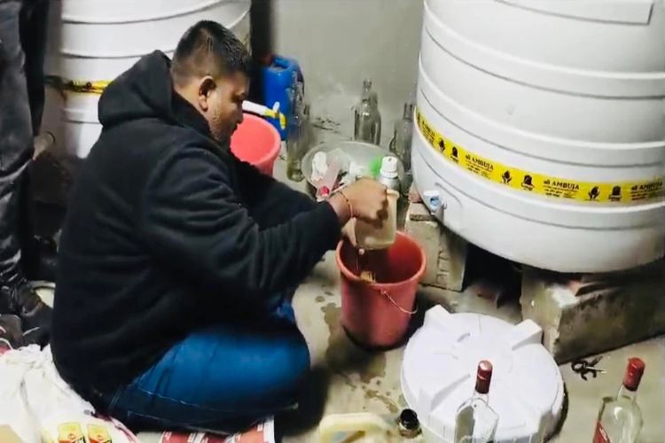 پولیس نےغیر قانونی شراب بنانے والی فیکٹری کا پردہ فاش کیا