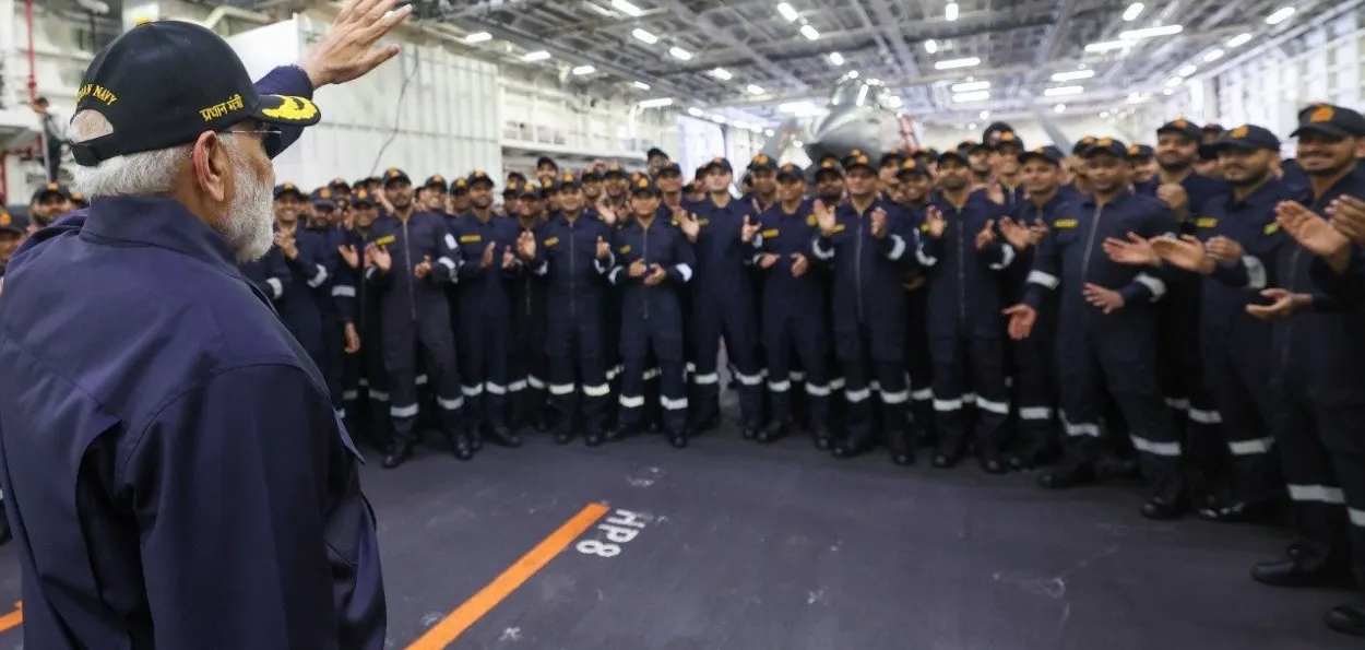  مودی کی بحریہ کے جوانوں کے ساتھ دیوالی۔ آپریشن سندور کو مسلح افواج کے درمیان بہترین ہم آہنگی قرار دیا 