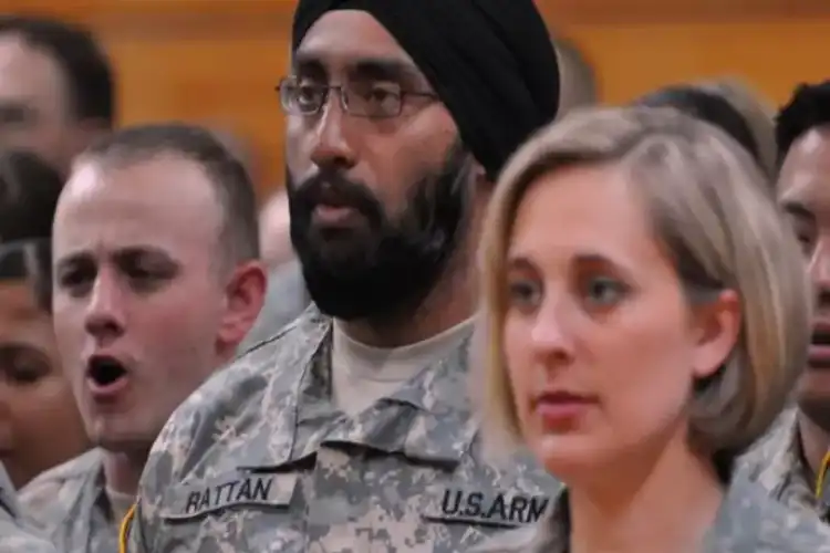 امریکی فوج میں داڑھی، مونچھ منڈوانے کی لازمی شرط پر غور کا مطالبہ