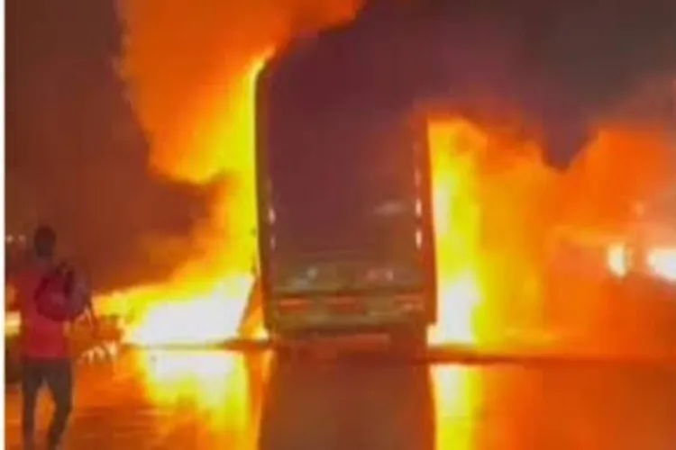 آندھرا: بس میں آگ لگ گئی، 32 ہلاک آندھرا: بس میں آگ لگ گئی، 32 ہلاک