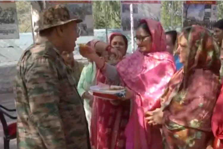 جموں کشمیر:  بھائی دوج پر  خواتین نے فوج کے جوانوں  کو لگائے  تلک جموں کشمیر:  بھائی دوج پر  خواتین نے فوج کے جوانوں  کو لگائے  تلک